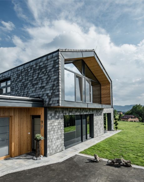 Designhouse in the south of Styria made with Tondach Tasche white-gray-antic, rooftiles, facade, Tasche eckig, single family house, detail, Einfamilienhaus, Tasche weiß-grau-antik, Einfamilienhaus, Fassade, Detail