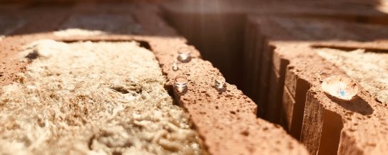 Water on Wool on Porotherm bricks T Profi (photograph: Jan Huber)