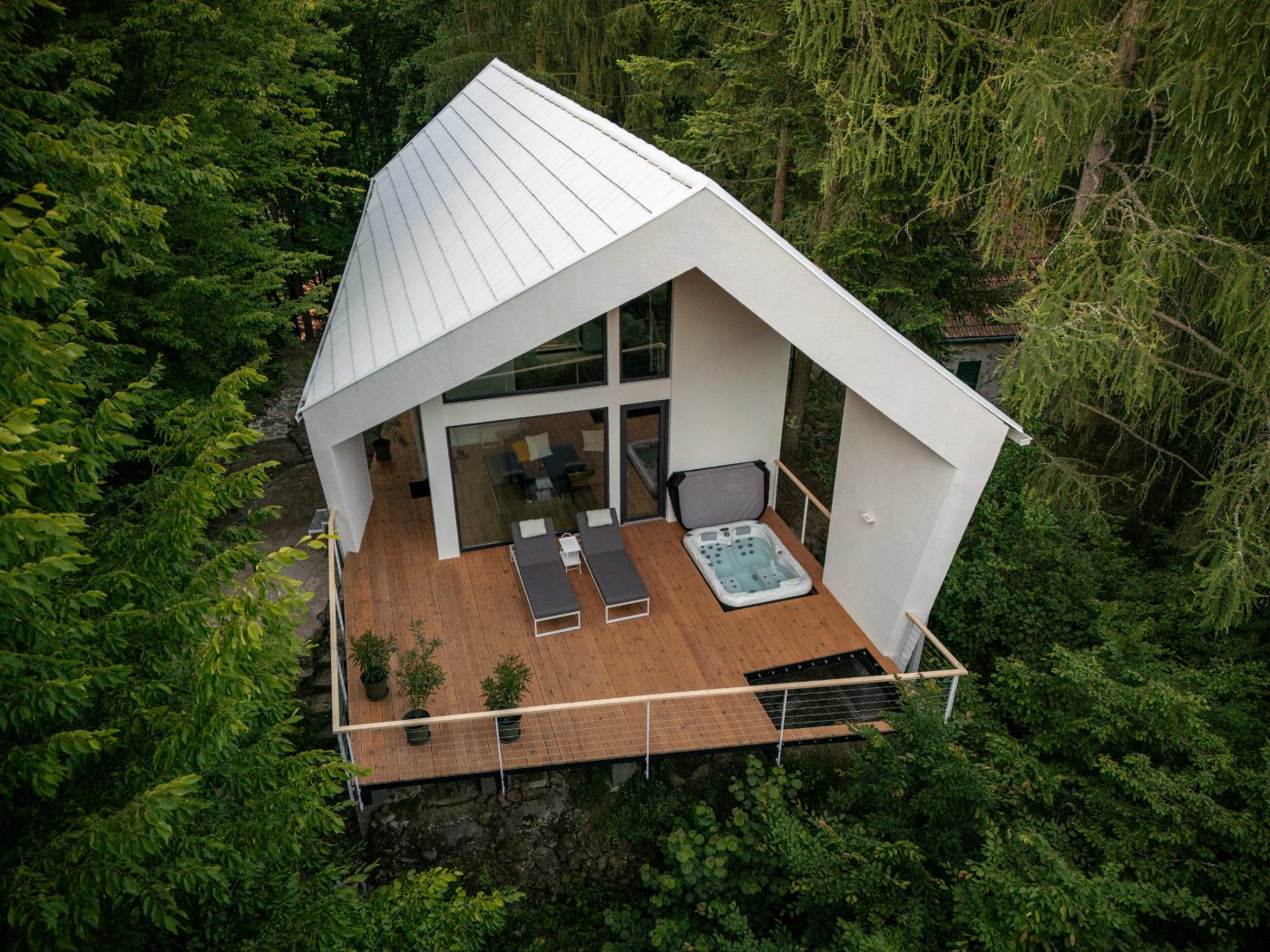 Dizajnerska kuća u prirodi s bazenom i ravnim crvenim crijepom