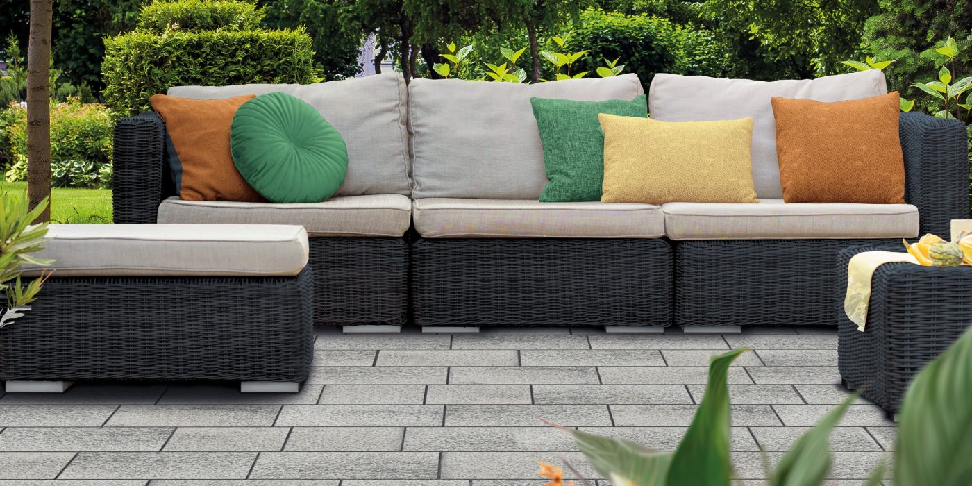 Terasa s garniturom opločena sivim pločama