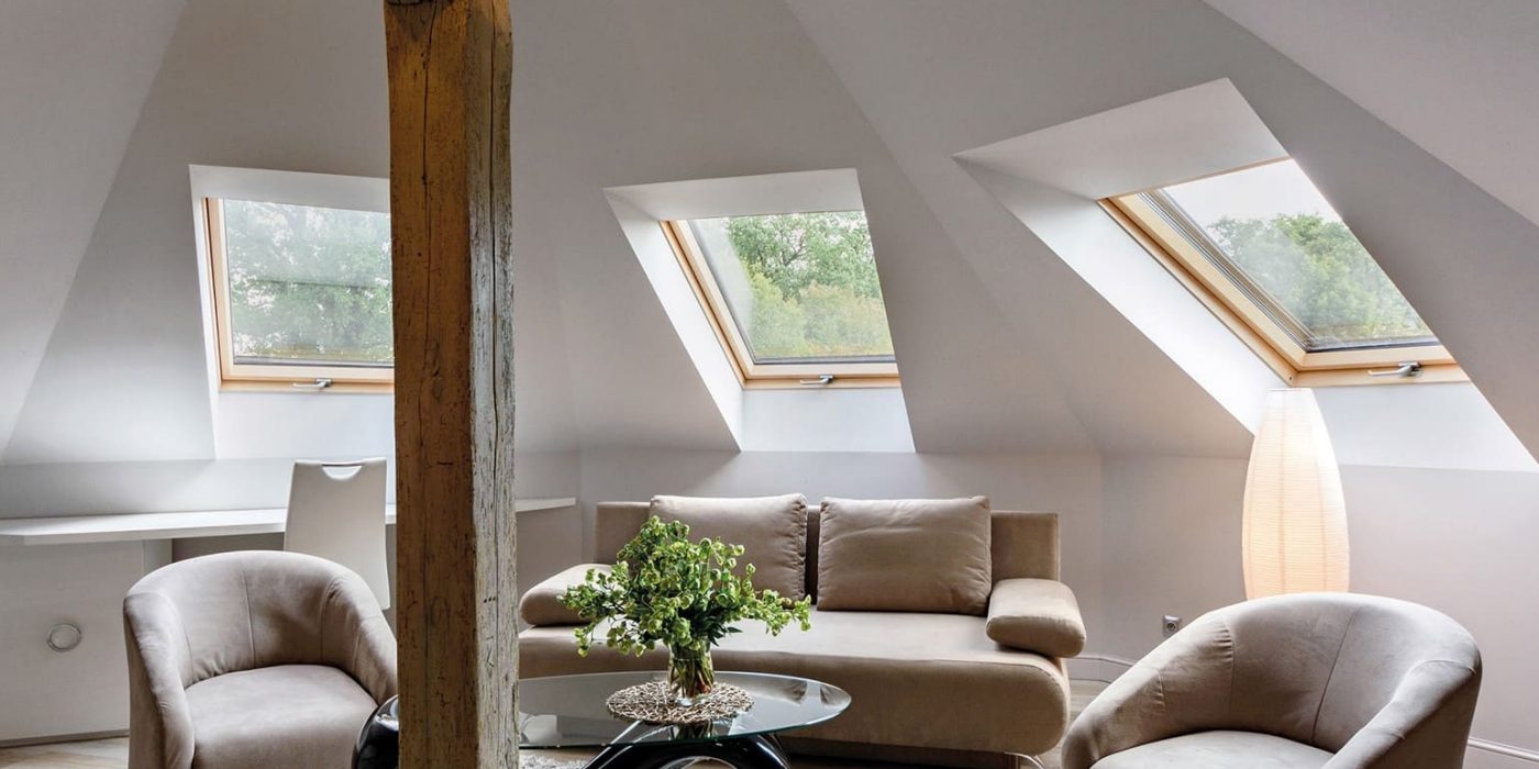 Dnevni boravak u koji ulazi svjetlost kroz krovne prozore