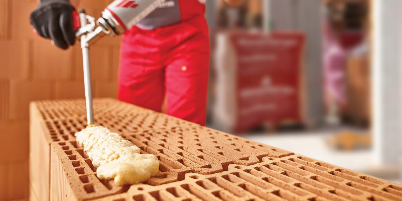 Izvođač koji zida brušenu opeku uz ljepilo