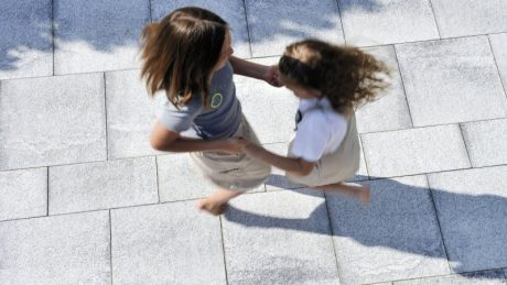 Dječja igra na Semmelrock opločniku