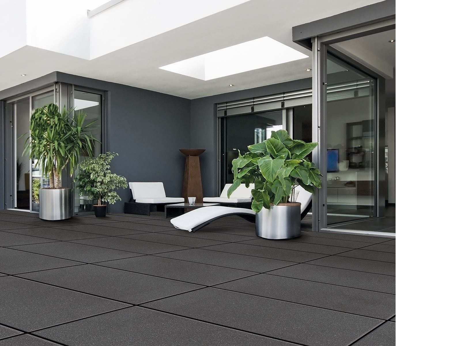 Okućnica popločana Semmelrock pločama i bazenom